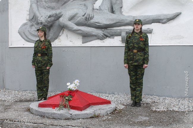 В карауле у Вечного огня стоят одиннадцатиклассники. Мне больше нравилось когда они стояли в школьной парадной форме(белый верх, черный низ) (фото 10)