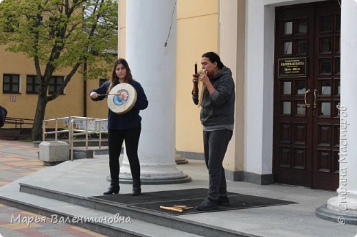 День мы начали с осмотра местных достопримечательностей))) К обеду прибыли к театру, где попали под очарование  вот таких вот народных инструментов . (фото 1)