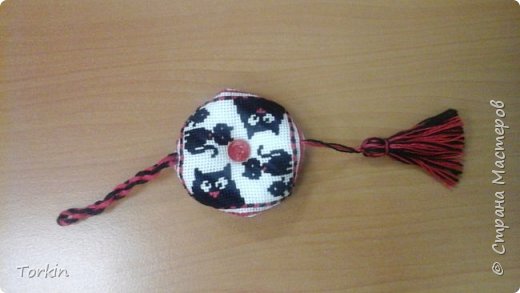 Бискорню (декабрь 2016). Сделан в подарок на Новый год женщине Татьяне Юрьевне, которая как раз и принимает к себе в обед желающих повязать и учит чему-то новому. За что ей огромное спасибо. (фото 2)