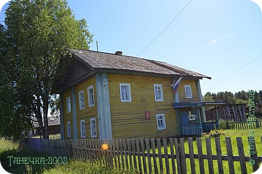 Единственное двухэтажное здание. Здесь находится сельская администрация. (фото 24)