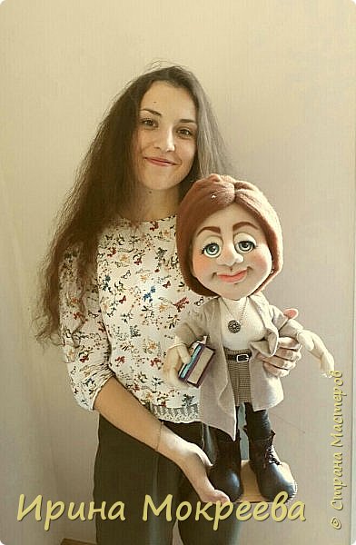 Кукла делалась не портретной ,не по фото , только попросили сделать девушку с длинными тёмными волосами и голубыми глазами ,но по-моему они с хозяйкой друг другу понравились. (фото 5)
