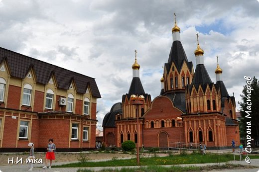 На Троицу мы ездили в г. Урай, в Приход храма Рождества Пресвятой Богородицы. Погода нынче не балует нас солнышком, всё тучи и тучи на небе. (фото 21)