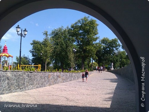 Прохожу под аркой над которой только что спускалась на чудо-машине. (фото 12)