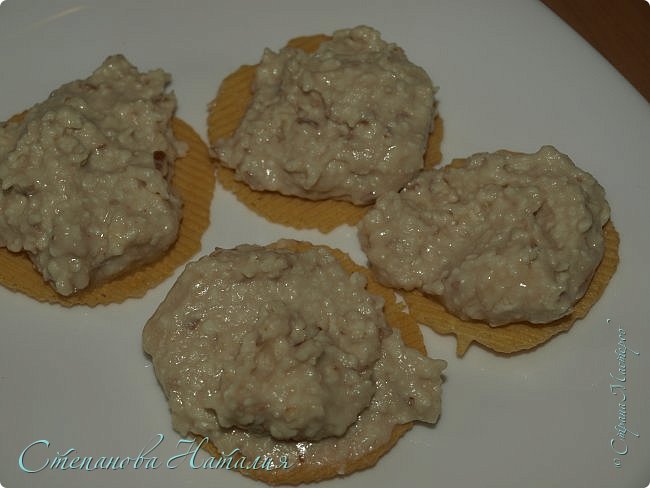 А это не меньшая вкуснятина! Все тот же колбасный сыр и банка белой фасоли без жидкости. Все в блендер и бжжжжжжжжжжжжжжжжжж. Готов замечательный вкуснейший паштет! Никаких дополнений не требует. Можно на хлеб, а можно фаршировать что-то. (фото 6)