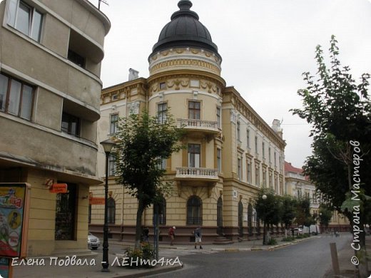 Особенно люблю ЭТУ центральную улицу (Театральная)... 
Недалеко отсюда проживала когда-то моя бабушка. Все пронизано моими детскими впечатлениями и воспоминаниями... 
Здесь, я пол лета гостила у маминой самой старшей сестры - тёти Елены (понимаете, в чью честь меня назвали?) и бабушки Зины... 
А вторую половину лета-каникул - в Ростове-на Дону, у дедушки и папиной сестры - тёти Эли...
Так вот, на эту улицу меня приводила моя тётя Елена (оставить-то "киевскую племянницу" - непоседливую и чрезмерно любознательную егозу было не с кем...бабушка днем от меня отдыхала) во Дворец творчества "пионеров" (где тётя преподавала ребятишкам различное рукодельное творчество)... А для меня - это было просто ВАУ!!! Все интересно! Все такое красивенное!!! А эти стенды с малюсенькимим шитыми, вышитыми и вязанными кофточками, платьишками... 
Как я упрашивала тётю подарить мне для куколок...
А моя тётушка была на все руки - мастерицей и преподавателем - от Бога! 
Но она (слава Богу, была очень строгим преподавателем!) и ничего мне не дарила, а просто обучала всю эту вожделенную красоту создавать собственноручно! Как в притче о рыбке и удочке...
Её уроки по вышивке - это просто ПОДАРОК СУДЬБЫ (как ровненько и правильно накладывать крестик, чтобы покрытие стежка "смотрело в одну сторону", получала я "по голове" за то, что не туда мой крестик "смотрит" и неаккуратная изнанка вышивки)... также учила  меня тётя вышивать чудесной и удивительной "низинкой"... 
Но я пока еще не решаюсь сотворить подобие её шедевральных вышивок низинкой - чтобы узор был идеальным и безупречным - хоть с лица, хоть с изнанки...)...
Ну.. не "здёбная" я... Терпения, аккуратности, внимательности и выдержки сколько же нужно иметь...
Каюсь... каюсь... 
Но именно из тётиных уроков я получила свои первые азы вышивки нитками, вязания спицами (кстати, со временем, моя тётя Елена признала в вязании во мне ученика, "переплюнувшего" своего преподавателя), но вязать меня еще учила моя другая, уже киевская мамина средняя сестра -  тётя Оксана-профи... 
А по кройке и шитью, хоть я и обшивала не только себя, а и всех моих подружек модными вещицами... но, в итоге  - не моё... (вот тут-то я, в этом деле, передала "первенство"своему мужу, тем более, что его мамочка была супер-швеёй).
Но я помню, как изготовила свои самые первые цветочки из ткани, в 9 лет... немощные и  корявые поделки - ромашку и мак.. и как была горда собой и счастлива, словно выскочившая из бутылки пробка...
И все же... ИМЕННО здесь я получила все азы и секретики моей талантливой тёти-тёзки, а также творческое вдохновение на долгие-долгие годы...
И это - моё личное, родное, сокровенное, которым я теперь делюсь с вами!!! .
И еще не могу обойти стороной мои любимые, обожаемые и родные, старинные, аккуратненькие, ровненькие коломыйские мостовые - "брукивку" проезжей части, красивые отреставрированные здания, архитектурную стройность и... удивительную чистоту и порядок...
Просто душа и глазки радуются! И ностальгия ежегодная... Что тут еще скажешь... (фото 9)