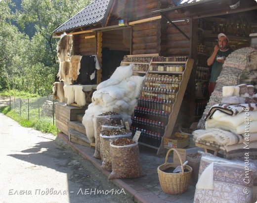 А на этой раскладке я купила домой пакетик сушеных на дровах белых грибочков... 
В Киеве продаются, но цены - "на голову не натянешь"...
А когда-то я в карпатских лесах их собирала... И планирую еще в будущем... 
Но... сейчас времени - меньше, чем в обрез!
Я добавляю сушеные белые грибочки, по-чуть-чуть, во множество своих кулинарных блюд (борщи, супы, рагу, жаркое, и просто подливы к блюдам) :-)
Можно даже растолочь немного в порошок и маленькую щепоточку добавить в жареные шампиньоны. 
Вкус и аромат - непередаваемый! Моим мальчикам очень нравится!  (фото 11)