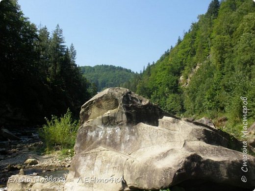 И камни в речке Прут тоже причудливые и загадочные. Этот на филина похож...
Ну, и как же без "наскального" современного творчества, типа: "Здесь был Вася..." (фото 28)