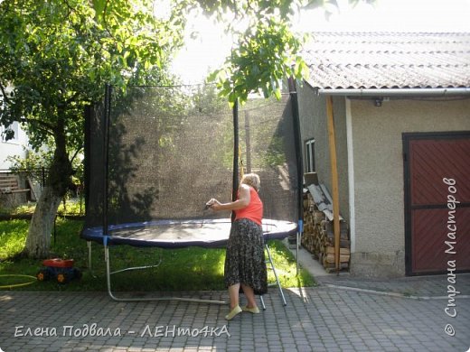 Или попрыгать на детском батуте... (фото 62)