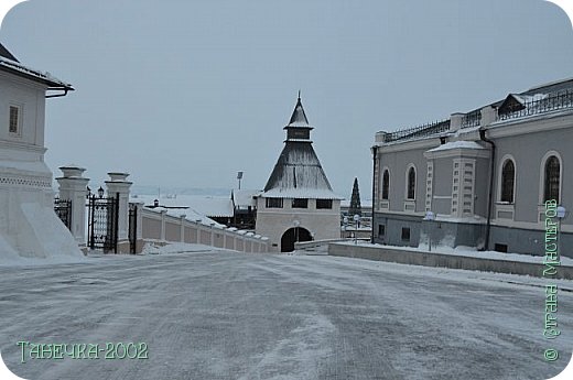 Прогулка по Казани началась у нас с Казанского Кремля.
Каза?нский Кремль — древнейшая часть Казани. Это уникальный комплекс археологических, исторических и архитектурных памятников, возникших и функционирующих от основания города до наших дней.

В 2000 году Казанский Кремль был включен в Список всемирного культурного и природного наследия ЮНЕСКО. (фото 2)