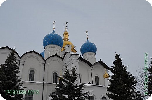 Благовещенский собор — старейшее сооружения ансамбля Казанского кремля. Более того, эта красивейшая церковь 16 века долгое время была главным храмом Казани, в котором рукополагались священники. 
Завораживающая красота куполов! (фото 9)