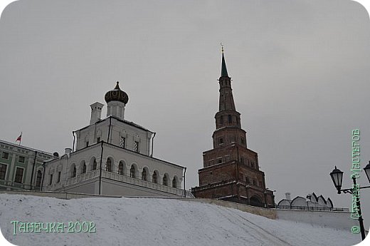 Жемчужиной Казанского Кремля поэтично называют архитектурный символ Казани — башню Сююмбике, которая, кроме своей исторической значимости, также известна, как объект городской мифологии. Это одна из так называемых «падающих» башен. Башня  состоит из 7 ярусов,высота 58 метров,дата постройки примерно 1552 год,сейчас отклонение башни её шпиля от вертикали составляет 1,98 метров. Башня названа именем мудрой правительницы Казанской в ханские времена. (фото 7)