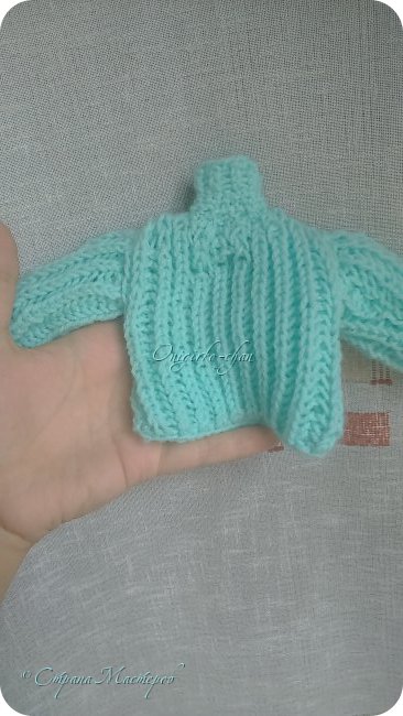 И здесь заметны косяки в вязании Т-Т как печально... Но надеюсь, скоро я стану лучше, ведь я собираюсь сделать ей очень много одежды! (фото 4)