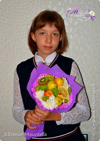 Мне муж говорит :купи обычный букет  и не заморачивайся ... Я не заморачивайся... ха-ха не тут то было . Решила попробовать собрать букет из фруктов , поприставала к Ире Чекалиной ( Ирочка , спасибо, за подсказки) и вот что вышло ( цвет фетра немного исказился на фото ) (фото 8)