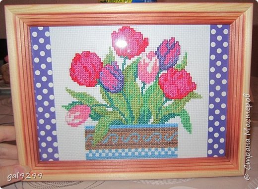 Тюльпанчики. Схема из журнала Cross Stitcher. апрель 2001 г. Оформлены в мою любимую бумагу в горошек. (фото 5)