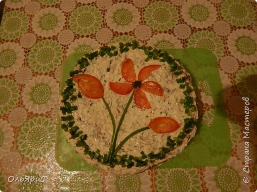 Кабачки – 800 гр ( 3 шт)
Яйца – 3 шт
1 ст муки
Соль перец по вкусу, щепотка соды
Растительное масло для жарки
«Крем»
150 гр ветчины
50-80 гр твердого сыра
200 гр майонеза ( или 100 гр сметаны и 100 гр майонеза)
4-5 зубчиков чеснока
3-4 помидора зелень (фото 1)