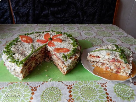 Потрясающе нежный, сытный тортик. Даже моя привередливая дочурка ела с огромным удовольствием.
Идея отсюда: http://salaten.ru/blyuda-iz-kartofelya-i-ovoshhejj/tort-iz-kabachkov.html (фото 2)