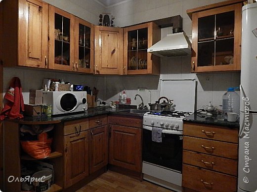 При переезде на новое место жительства в наследство достался кухонный гарнитур. Делали его явно на заказ, идеально вписан в размеры помещения, фасады - дерево, покрытое лаком. (фото 1)