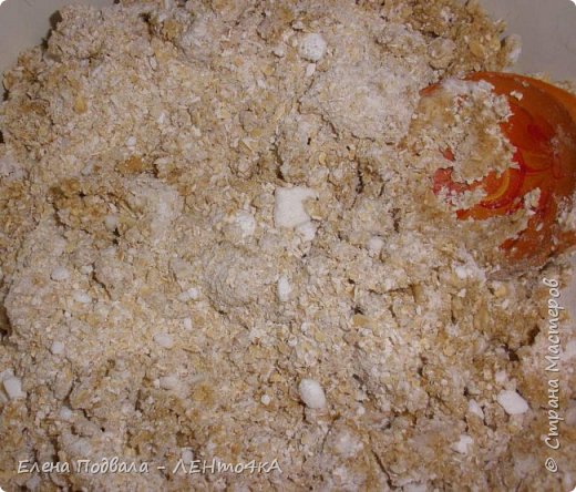 Перемолотую овсянку смешиваем с сахаром и яйцами (1 целое и 2 белка).
Добавляем по вкусу ванильный сахар.
Я перемешиваю деревянной ложкой... Но, можно и руками... (фото 8)