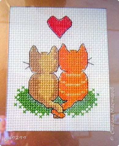 Эта парочка держится хвостиками. Схема из журнала Cross Stitcher за февраль 2003 г. Вышивка оформлена в картон. (фото 4)