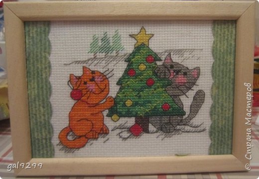 Подарок на Новый год. Котики украшают ёлку. Схема из журнала Cross Stitch Card Shop. Вышивка оформлена скрапбумагой - края вырезаны фигурными ножницами. (фото 10)