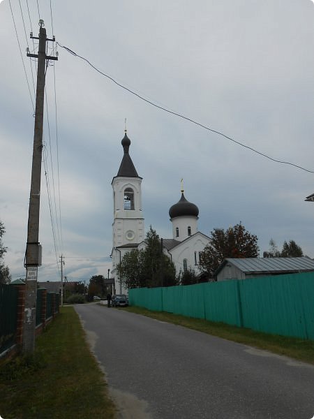 В деревне Гридино храм. Восстановили. Приятно смотреть. Я так поняла, что это староверческая церковь сейчас. В нашей местности (Гуслица) много староверов. (фото 23)