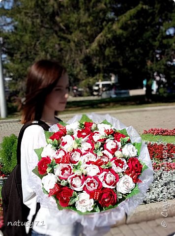 Заказали букет на день рождения... Вот он - повод воплотить свою давнюю хотелку! Огромное спасибо Татьяне за МК каркаса, правда с размером я промахнулась и букет получился весьма внушительных размеров.  (фото 4)