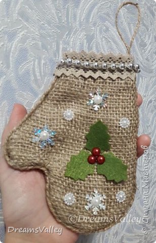 Сегодня сшилась такая рукавичка. Душа уже требует праздника! Жаль, что фото не передает всю яркость и блеск изделия.