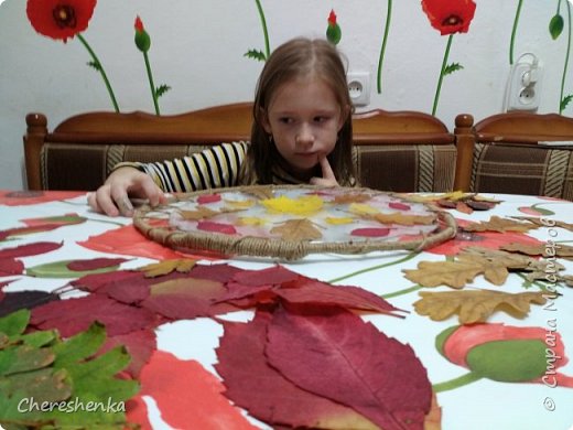 Не сфотографировала пояс, ожерелье и палку-стучалку. Но осталось фото размышлений))) Дочь сама выложила рисунок на будущем бубне. Клеила снова я, поскольку момент кристалл уж очень вонюч для ребенка (фото 7)