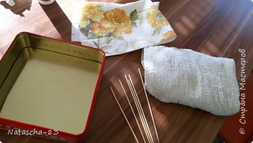 жестяная коробка от печенья
старое полотенце
ткань 
шашлычные деревянные палочки
 (фото 3)