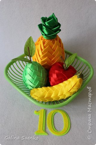 К праздничному столу блюдо с фруктами.