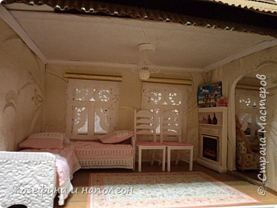Первой запустили кошечку в домик.В этой спальне кровати из картона, люстра из зажима для воздушных шаров, внутри бусинка. Камин –макет шириной в 1 см . Старалась не загромождать кукольное пространство. Ведь можно сделать любую объемную мебель, но она заняла бы все игровое место. (фото 8)
