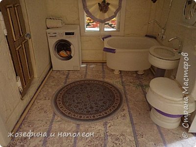 Ванная: стиральная машинка-макет в 1.5 см. Ванная из баночки, все остальное из баночек, пробочек, катушки от ниток. На крышке унитаза какая-то штучка с резьбой. Смесители из проволоки. Короче, то что надо было выбросить – Для домика: настоящие сокровища! (фото 15)