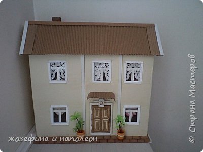 Здравствуйте уважаемые мастера и мастерицы. Выставляю на Ваш суд мой первый кукольный домик. Сделала его по просьбе внучки. Изготовление его заняло три месяца. Размер домика 50 на 20 см. Размер точно совпадает с шириной стола. Не громоздкий (фото 1)