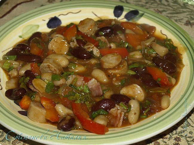 Доброе утро! Есть такое блюдо Чили Кон Карне. Оно вкусное, но очень острое. Я хотела взять его за основу и немного изменить, но карты сложились иначе и рецепт рождался практически на сковородке. (фото 1)
