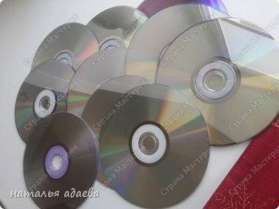 А чтобы изготовить такие подвески, мне понадобились старые CD-диски. (фото 2)