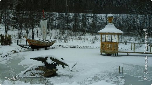 Добрый день,дорогие мастера.
Под конец года все же выложу о нашей поездке по Пермскому краю. Хотела это сделать еще месяц назад, но времени и сил не оставалось после работы. А тут на больничный вышла, поэтому времени больше стало.
Итак,начинаем!
Было 18 ноября,в городе снега особо не было, что странно. Решили с мужем и друзьями поехать в Каменный город, по пути решили заехать в Этнографический парк истории реки Чусовой. Тут везде настоящая зима.  (фото 1)