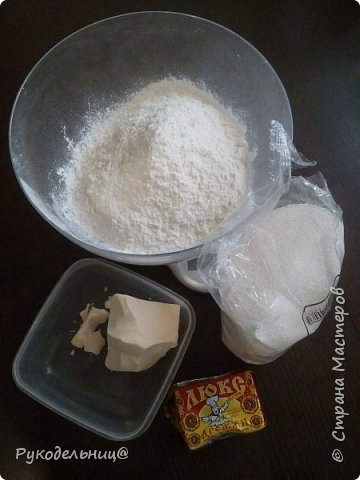 мука 800,0
сахар 200,0
слив.масло 250,0
соль 1\2ч.л.
дрожжи живые 50,0
молоко 250мл (фото 2)