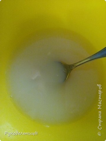 сначала готовим опару
в тёплое молоко добавляем 1ст.л. сахара и дрожжи и соль
оставляем на 20мин
я готовила не сыворотке из под творога (фото 3)