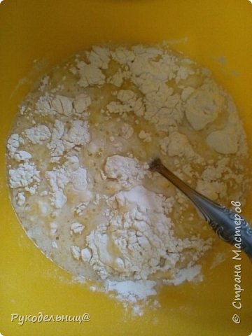 и вмешиваем муку
вымешиваем тесто 5мин. (фото 5)