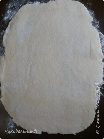 раскатываем лепёшку
посыпаем её сахаром (фото 8)