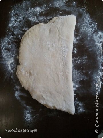 складываем пополам
опять раскатываем, посыпаем сахаром и так делаем 5 раз (фото 9)