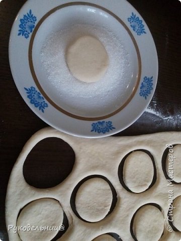 вот так лучше не делать!
лучше раскатать тесто 
нарезать квадратики или треугольники
обмакнуть в сахар
а если вырезать кружочки, то потом опять придётся раскатывать и слои спутаются и плохо пропекутся
 (фото 10)