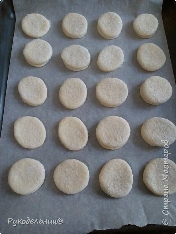 выкладываем на противень, сахаром вверх
отправляем в духовку на 20мин при 180гр. или ориентируйтесь на свою духовку (фото 11)