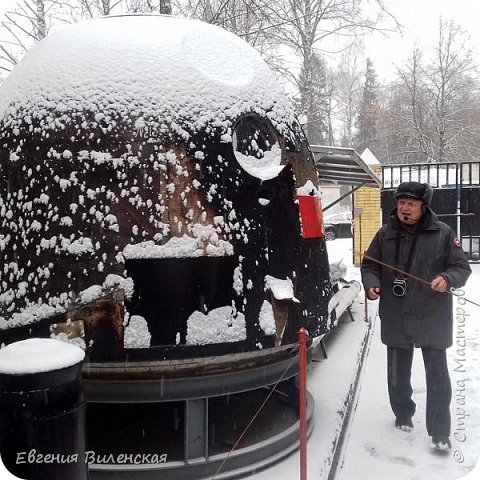 Михаил Владимирович Хромов  всю жизнь проработал в научно исследовательском институте, а сейчас является хранителем музея и единственным экскурсоводом. Он потрясающе увлеченно рассказывал об экспонатах музея, настоящий энтузиаст своего дела, и просто очень эрудированный человек. И так, перед нами настоящий спускательный аппарат. (фото 2)