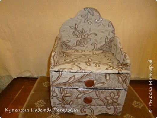 Размеры комодика;ВЫСОТА ПО ЗАДНЕЙ СТЕНКЕ 36 СМ. ШИРИНА 25 СМ. ШИРИНА ПО БОКОВОЙ СТОРОНЕ 20 СМ.Здесь еще неукрашенный. (фото 2)