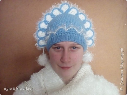 Шапка-кокошник (пряжа пехорка в 100г - 100м). Если нужна ссылка на МК - пишите, скину. Кокошник еще не закончен, не терпелось похвастаться .Украсим стразами, пайетками , будет как настоящий! (фото 5)