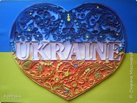 Моя Україно 
Моя Україно, квітучі поля, 
Трояндами пахне солодка земля, 
Наповнює серце небесна блакить, 
І сонце нам очі вогнем золотить. 
Моя Україно, чарівні краї, 
Сміються і плачуть в гаях солов'ї, 
В криницях намисто горить голубе, 
І зорі очима цілують тебе. 
Моя Україно, світання краса, 
Із квітів і трав золотиста коса. 
Зеленим барвінком сплелися в ній знов 
Надія і віра, пречиста любов. 
Моя Україно, бажаю тобі 
Недолі не знати й не гаснуть в журбі, 
Здоров'я і щастя, краси і тепла, 
Й щоб мова співуча весняно цвіла! 
(Ігор Калиниченко) 


 (фото 1)