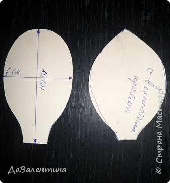 Цветы в этих картинах простенькие. Сделаны из мебельной кожи. 
Прилагаю шаблоны лепестков. Длина -10см, ширина 6-7см. Проволочку вклеиваем только в середину лепестка. (фото 32)