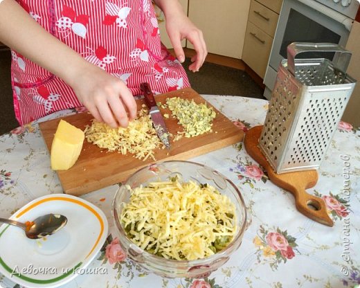 Следующий слой был из тёртого сыра с яичным желтком. (фото 8)