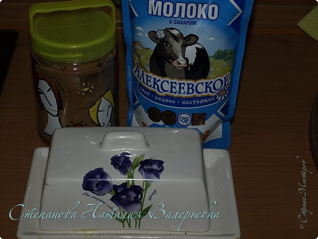 Сгущенка 1 банка
Какао 3 ст.л.
Сливочное масло 20-30 г
Для обсыпки: кокосовая стружка, какао, вафельная крошка - по желанию. (фото 2)